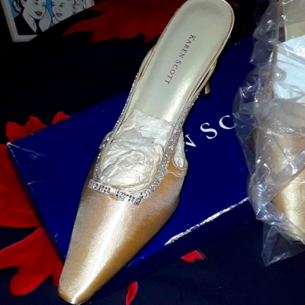 Gorgeous Karen Scott gold shoes